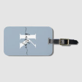 Elegante Stofblauwe Script Monogram Bagagelabel (Voorkant (horizontaal))