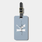 Elegante Stofblauwe Script Monogram Bagagelabel (Voorkant verticaal)