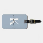 Elegante Stofblauwe Script Monogram Bagagelabel (Voorkant horizontaal)