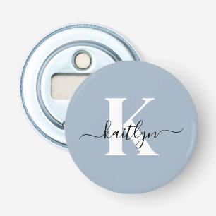 Elegante Stofblauwe Script Monogram Button Flesopener