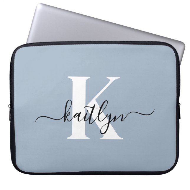 Elegante Stofblauwe Script Monogram Laptop Sleeve (Voorkant)