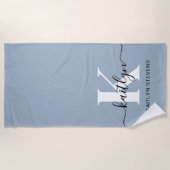 Elegante Stofblauwe Script Monogram Strandlaken (Voorkant)