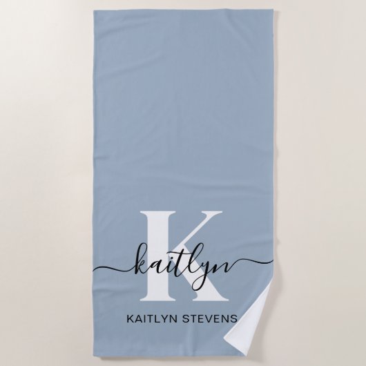 Elegante Stofblauwe Script Monogram Strandlaken (Voorkant)