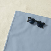 Elegante Stofblauwe Script Monogram Strandlaken (In situ)