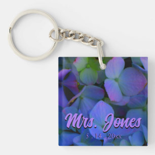 Elegante stoffige blauw paarse bloemen sleutelhanger