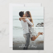 Elegante stoffige blauwe bloemenkrans foto bruilof kaart (Achterkant)