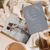 Elegante stoffige blauwe bloemenkrans foto bruilof kaart