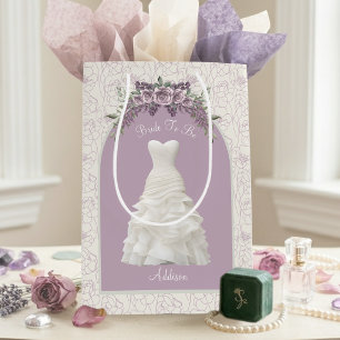 Elegante stoffige mauve bruid die medium cadeautas