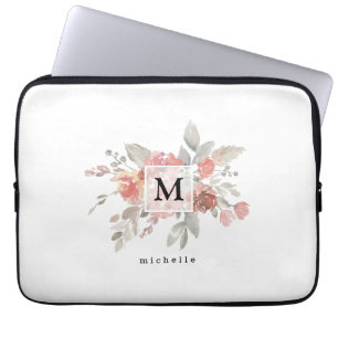 Elegante stoffige roze grijze bloemmonogram laptop sleeve