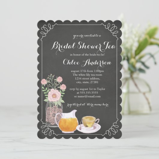 Elégante Tacup Chalkboard Bridal Shower Invitation (Debout devant)