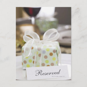 Elegante tafel instelling met cadeau briefkaart