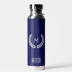 Elegante tekst, monogram en zilveren lauwerkrans waterfles