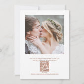 Elegante Terracotta Monogram Crest QR Code Huwelij Kaart (Achterkant)