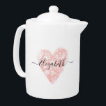 Élégante théière Coeur Rose<br><div class="desc">Une théière élégante,  rose,  chic et chic. Le Teapot est décoré d'un coeur chic de style rose floral shabby et peut être personnalisé avec votre nom sur le devant. Fait un joli cadeau pour elle pour la journée des valentines. Conçu pour vous par Blackberry Boulevard.</div>