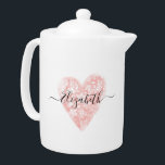 Élégante théière Coeur Rose<br><div class="desc">Une théière élégante, rose, chic et chic. Le Teapot est décoré d'un coeur chic de style rose floral shabby et peut être personnalisé avec votre nom sur le devant. Fait un joli cadeau pour elle pour la journée des valentines. Conçu pour vous par Blackberry Boulevard.</div>