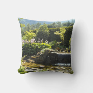 Elegante tuinscène met mini waterval kussen