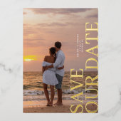 Elegante twee foto bruiloft GOUD Bewaar de datum Folie Uitnodiging (Voorkant)