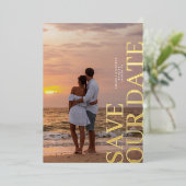 Elegante twee foto bruiloft GOUD Bewaar de datum Folie Uitnodiging (Staand Voorkant)