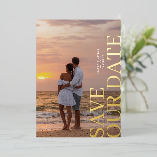 Elegante twee foto bruiloft GOUD Bewaar de datum Folie Uitnodiging (Staand Voorkant)