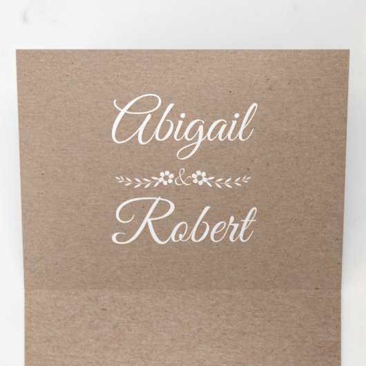 Elegante typografie kraftpapier rustieke bruiloft drieluik uitnodiging (Binnenzijde eerst)