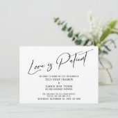 Élégante typographie L'amour est patient Carte sim (Debout devant)