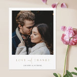 Elégante Typographie Or Photo Mariage Merci<br><div class="desc">Ce mariage photo simple et chic merci modèle de carte postale présente un design élégant, minimaliste et moderne. L'avant présente vos prénoms sous votre photo préférée et un message 'LOVE and THANKS' transmis avec un mélange frappant de deux polices distinctes, avec 'and' dans un script léger et fluide entre les...</div>