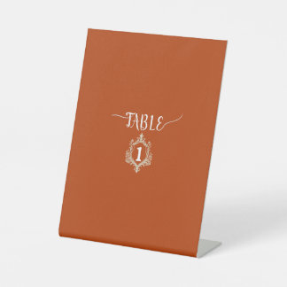 Elegante verbrande oranje monogram kam wedding taf reclamebord met voetstuk