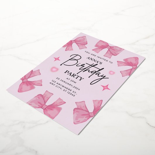 Elegante verjaardagsuitnodiging met Bow Design Folie Uitnodiging (Gedraaid)