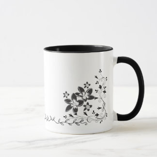 Elegante vlindermotief met bloemenslinger in lijnt mok