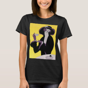 Elegante vrouw uit vroeger tijden drinkt thee tijd t-shirt