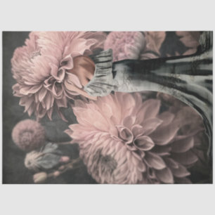 Elegante vrouwenrug stoffig roze bloemmotief tissuepapier