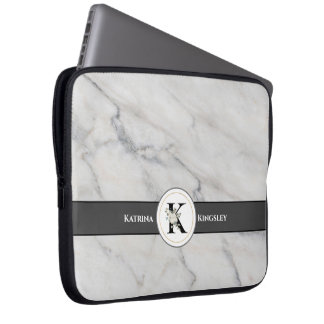 Elegante witte bloemige monogram & naam marmer loo laptop sleeve
