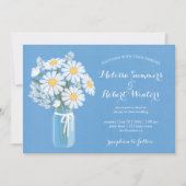 Elegante Witte Daisies Mason Jar op Blauwe Bruilof Kaart (Voorkant)