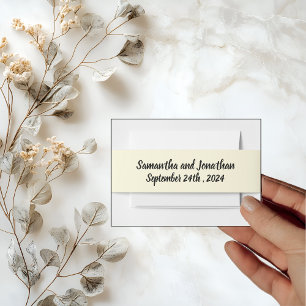 Elegante witte en paarse bloemen op marmer uitnodigingen wikkel