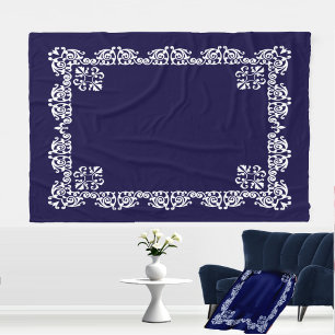 Elegante witte kant vector op marineblauw fleece deken