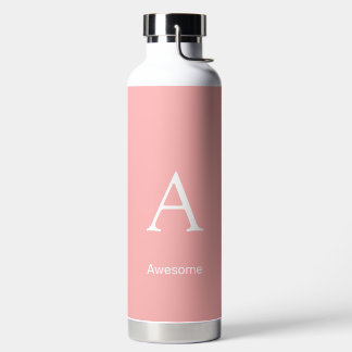 Elegante witte monogram & tekst op licht koraalroz waterfles