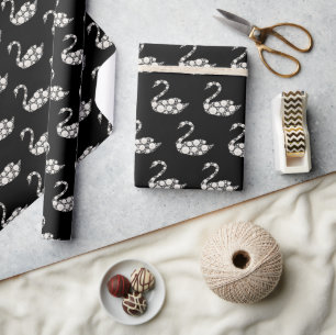Elegante Witte Parel Zwaan op Zwarte Achtergrond Cadeaupapier