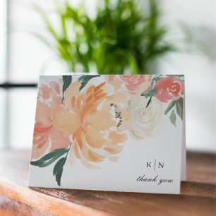 Elegante zachte perzik bloemige monogram bruiloft bedankkaart