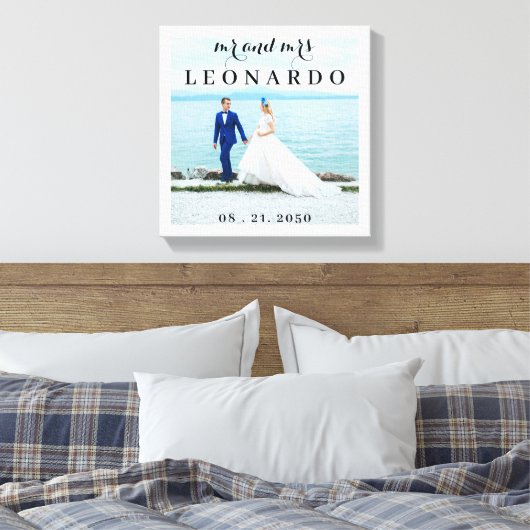 Elegante zalige trouwfoto Mr. & Mrs Monogram Canvas Afdruk (Insitu (Slaapkamer))