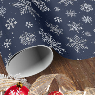 Elegante Zilveren Sneeuwvlokken op Nachtblauwe Ker Cadeaupapier
