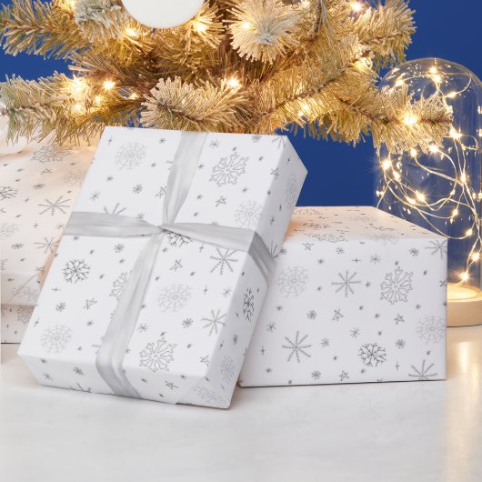Elegante zilveren sneeuwvlokken witte kerst cadeaupapier (Feestdagen)