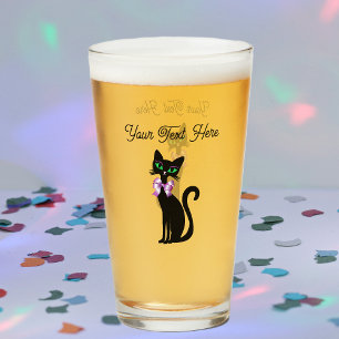 Elegante zittende zwarte kat grote groene ogen roz glas