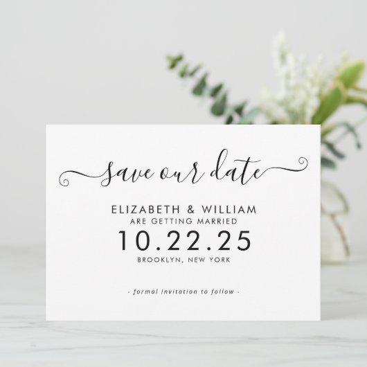 Elegante zwart-wit script kalligrafie bruiloft save the date (Staand voorkant)