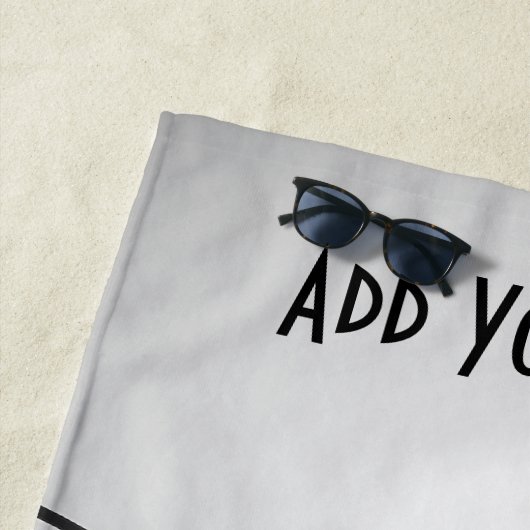 Elegante zwart-witte poppy bloem strandlaken (In situ)