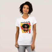 Elegante zwarte diva met gedurfde, moderne stijl t-shirt (Voorkant volledig)
