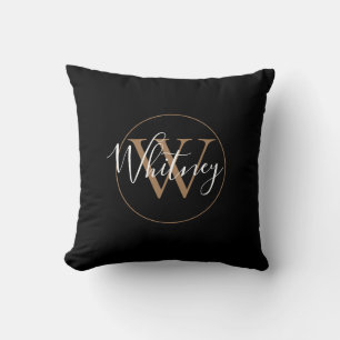 Elegante Zwarte en Gouden Script Monogram Naam Kussen