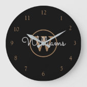 Elegante Zwarte Gouden Monogram Script Naam Grote Klok (Voorkant)