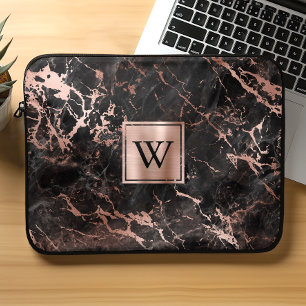 Elegante zwarte marmeren roze gouden monogram laptop sleeve