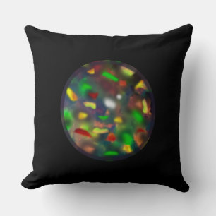 Elegante zwarte opal siersteen op zwart kussen