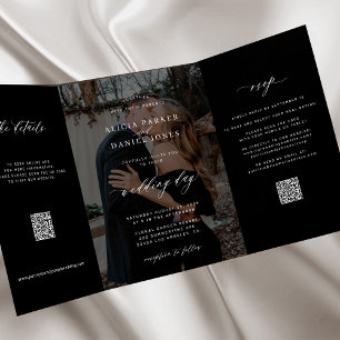 Elegante zwarte QR-code voor trouw-RSVP-details me Drieluik Uitnodiging